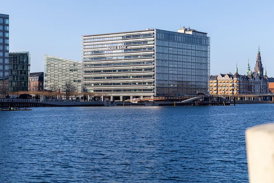 Strategi og tilgang virker: Jyske Bank fremlægger et halvårsregnskab, der viser fremdrift